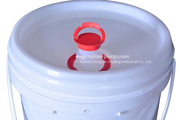 resealable plastic buckets